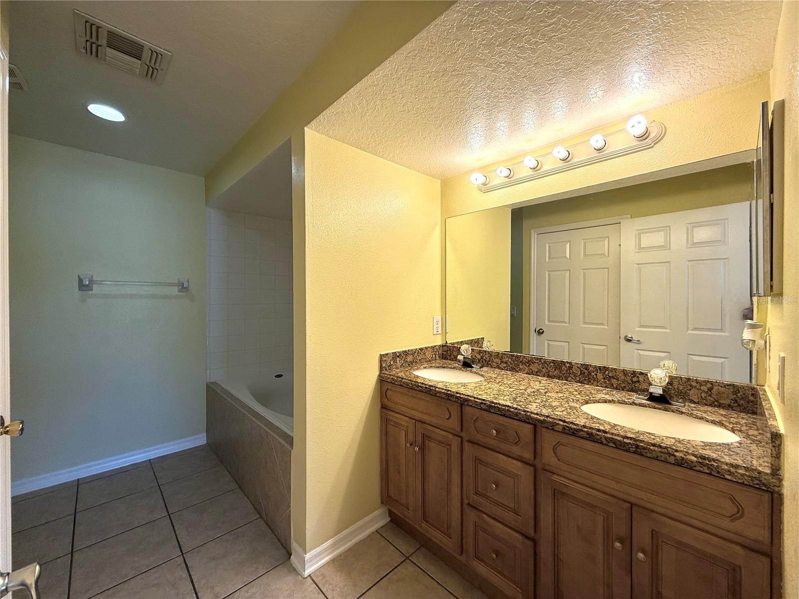 Image 8 of 31 For 121 Melissa Place