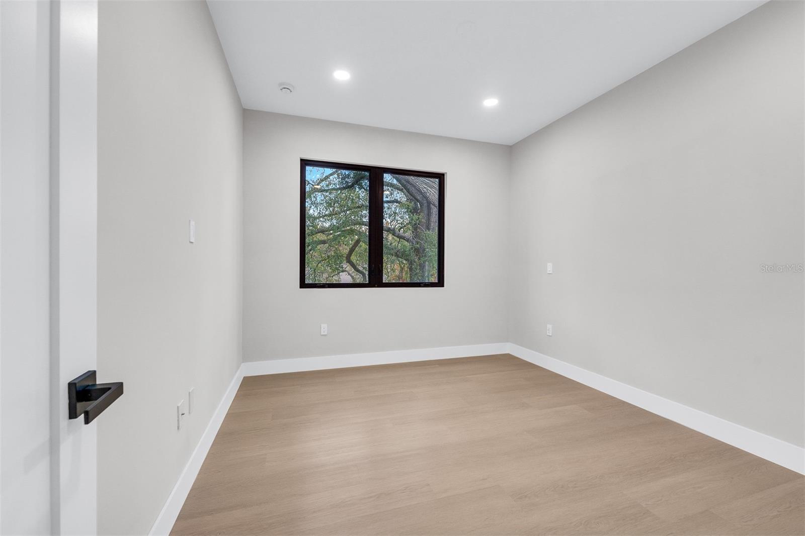 Image 28 of 30 For 407 Calhoun Place