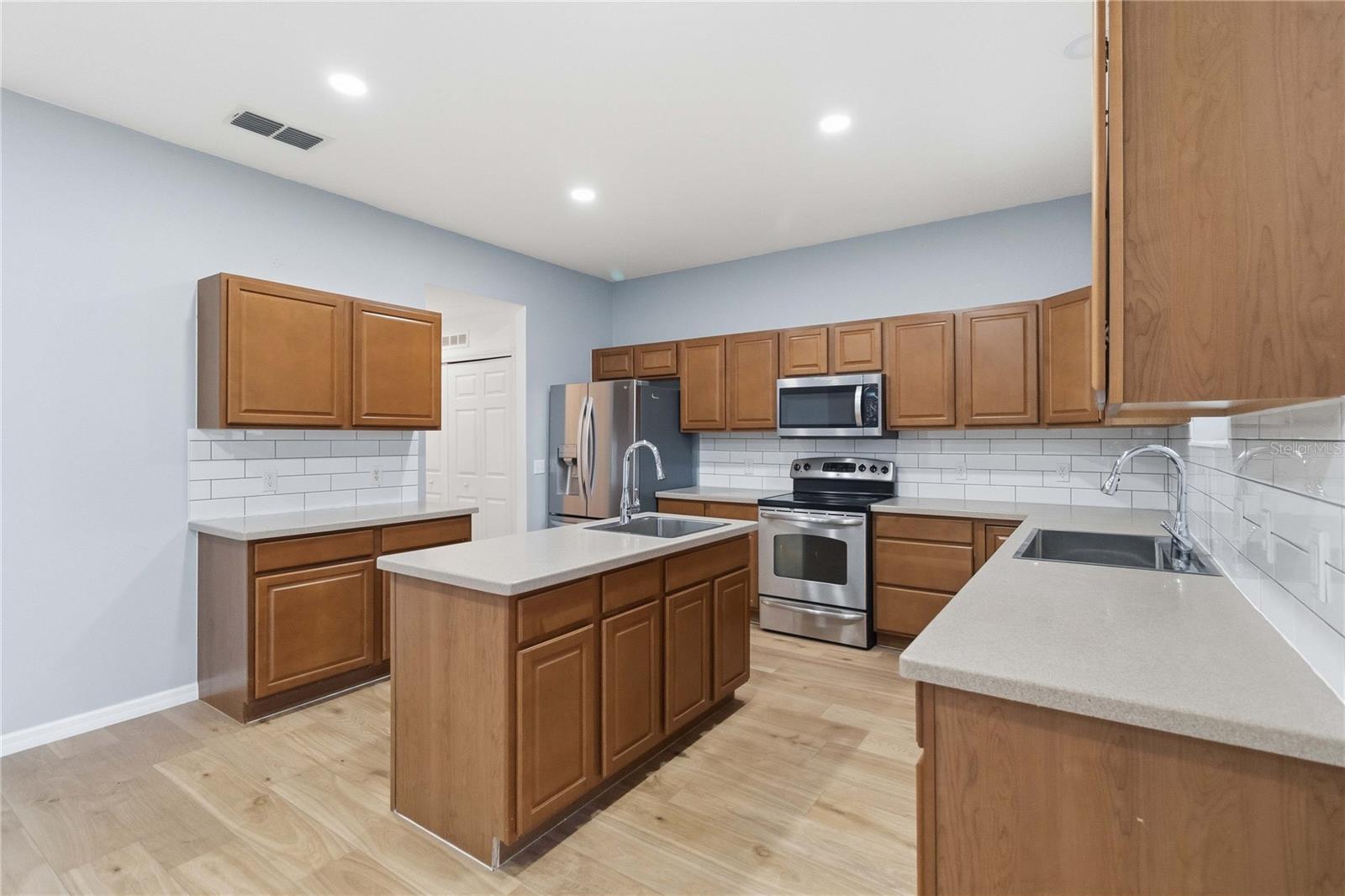 Image 9 of 35 For 121 Festive Court