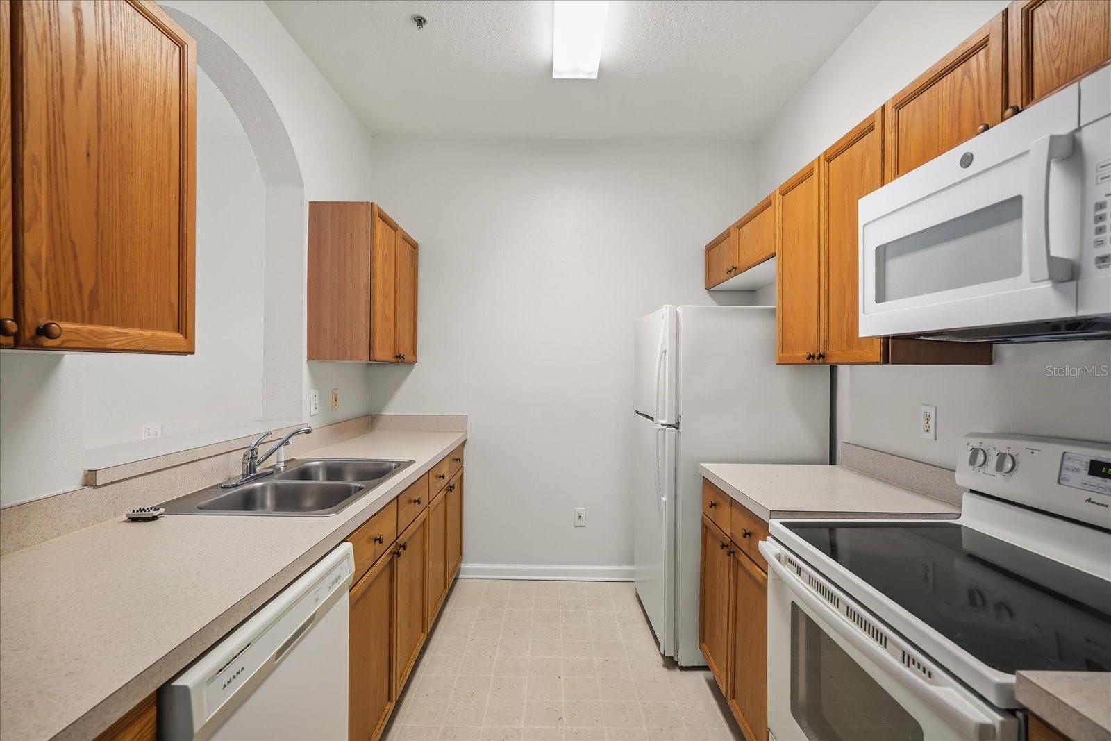 Image 4 of 26 For 8101 Coconut Palm Way 205