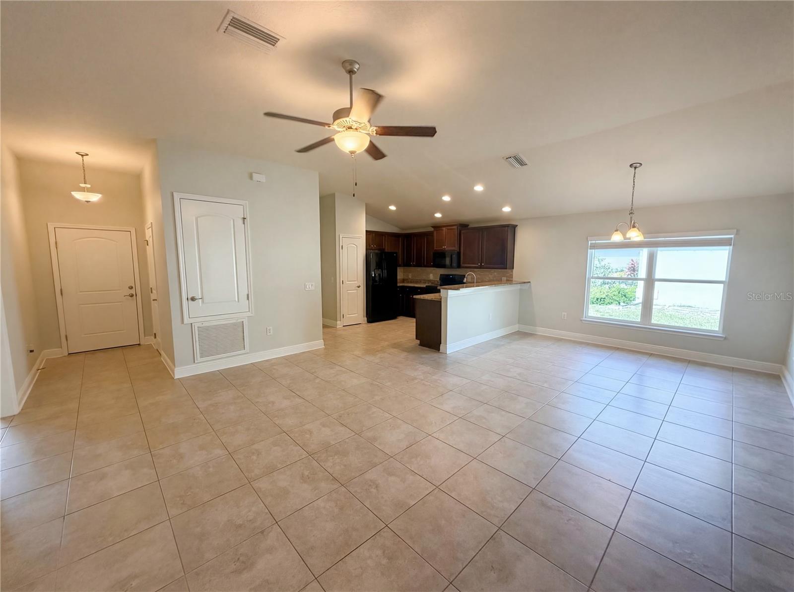 Image 9 of 39 For 16338 Vine Cliff Avenue