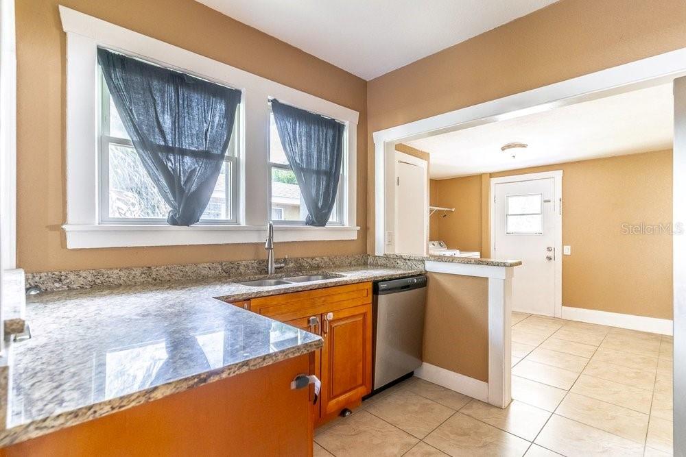 Listing photo id 9 for 919 Plymouth Street