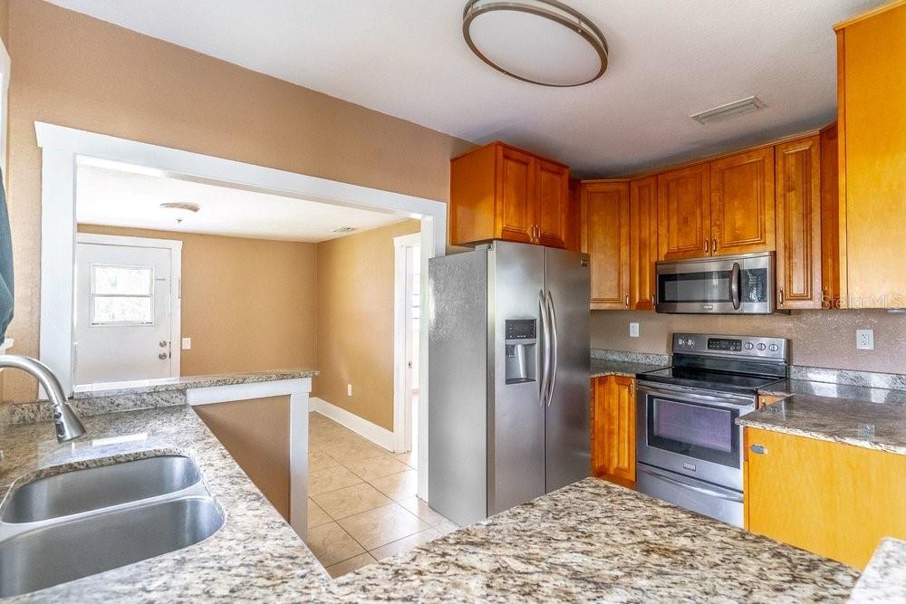 Listing photo id 10 for 919 Plymouth Street