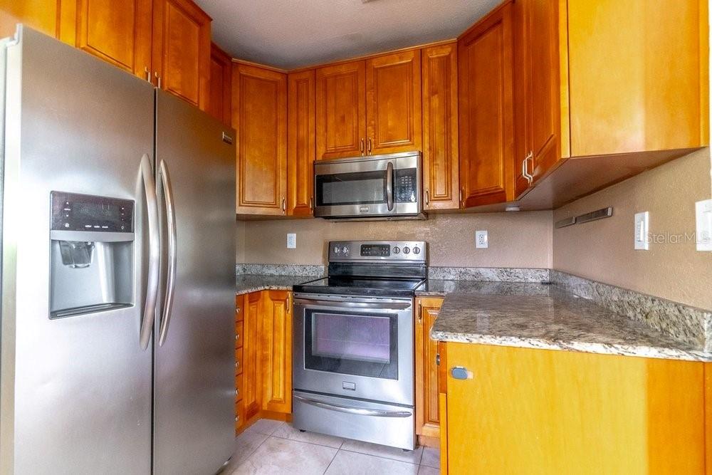 Listing photo id 11 for 919 Plymouth Street