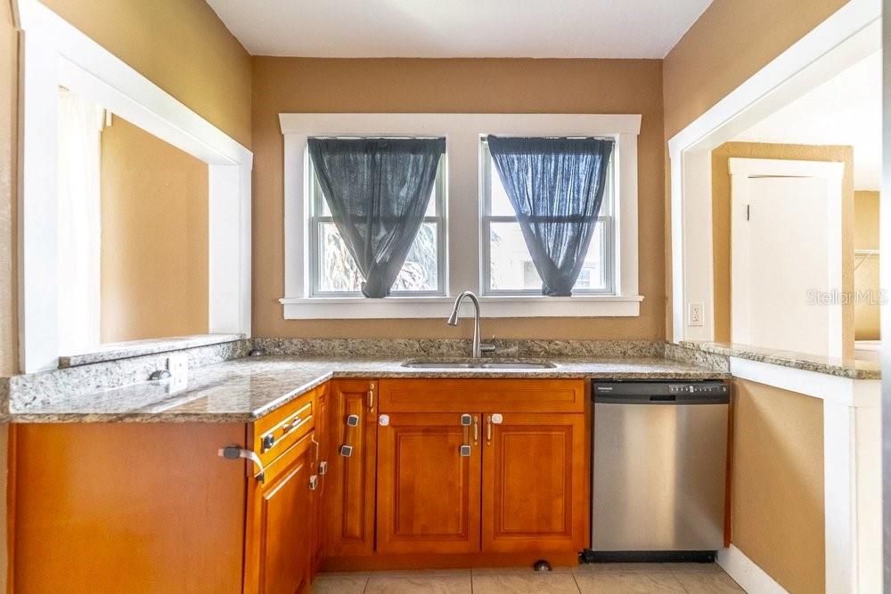 Listing photo id 14 for 919 Plymouth Street