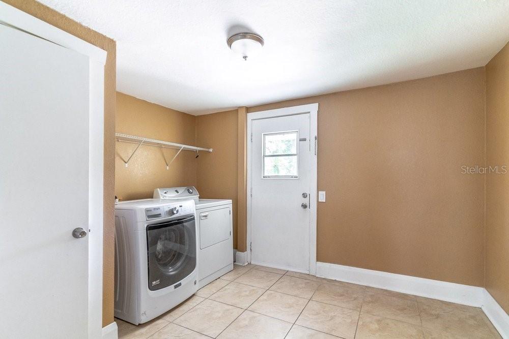 Listing photo id 15 for 919 Plymouth Street