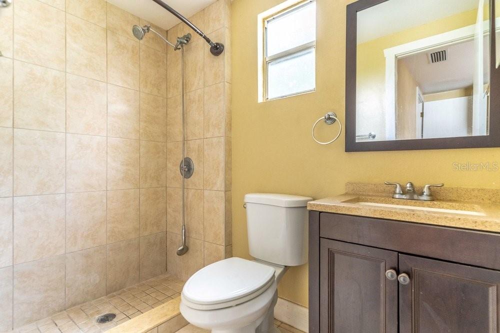 Listing photo id 18 for 919 Plymouth Street