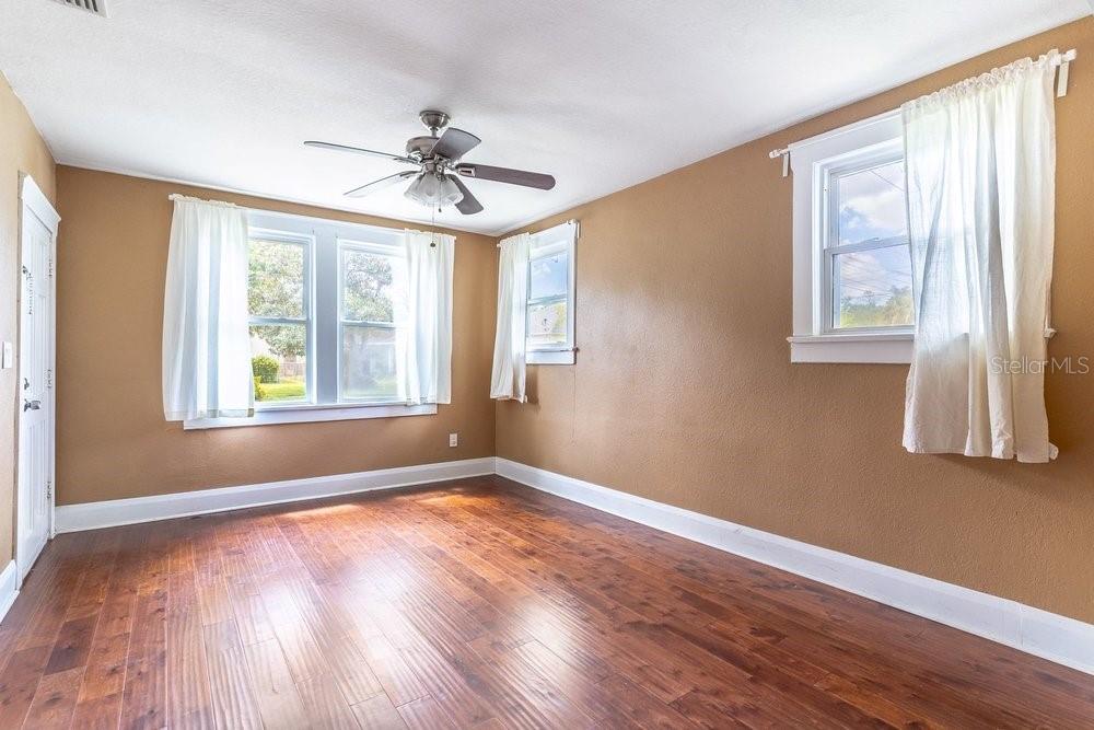 Listing photo id 6 for 919 Plymouth Street