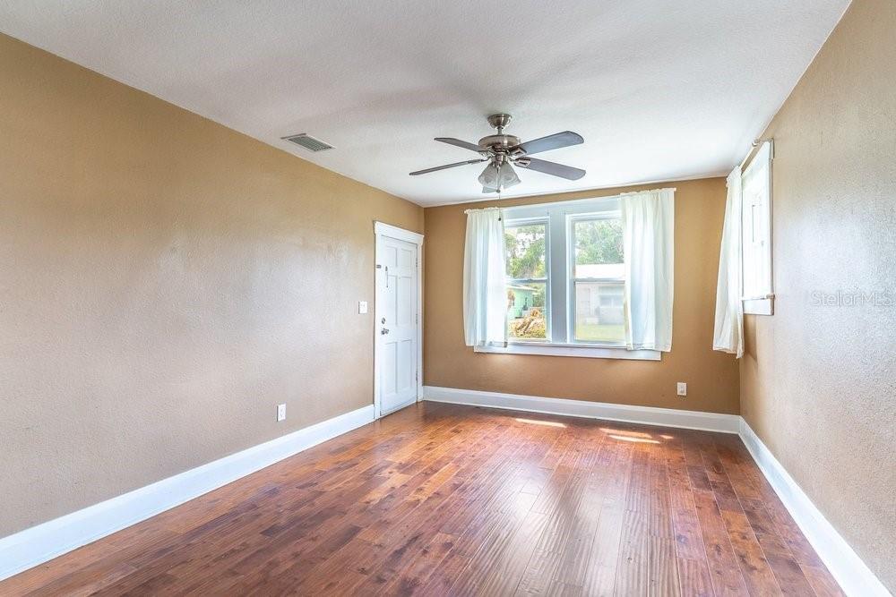 Listing photo id 7 for 919 Plymouth Street