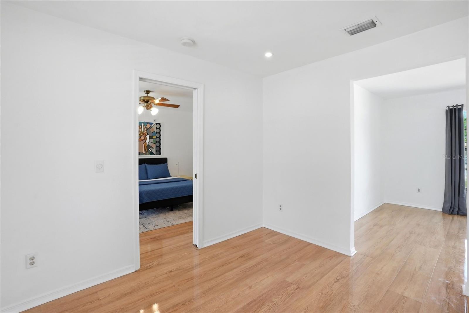 Image 18 of 27 For 8040 Towne Court