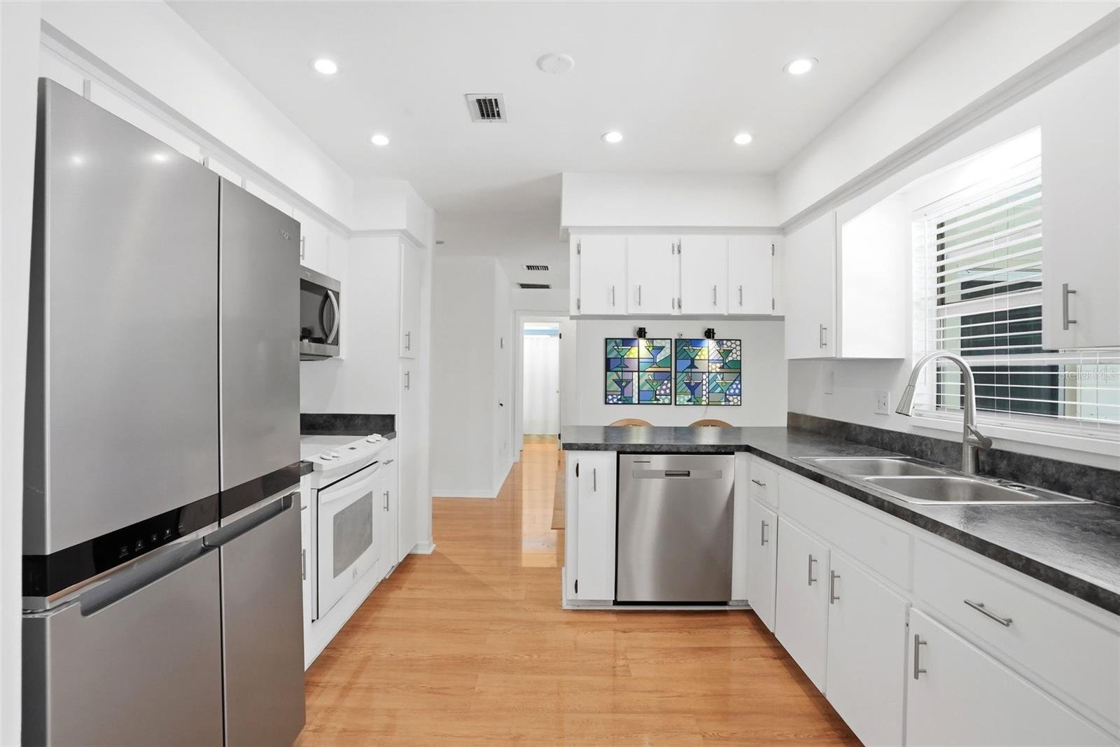 Image 4 of 27 For 8040 Towne Court