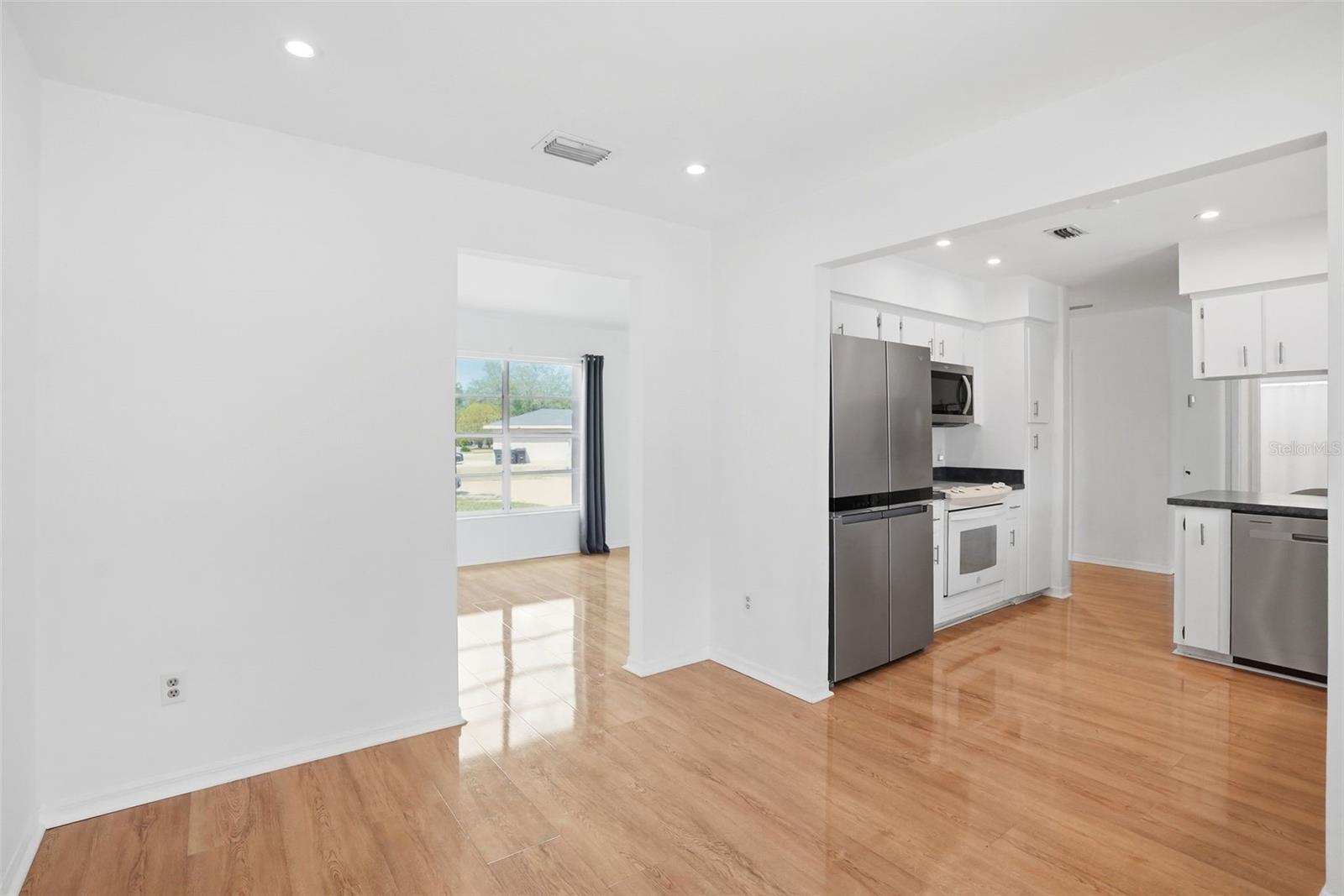 Image 5 of 27 For 8040 Towne Court