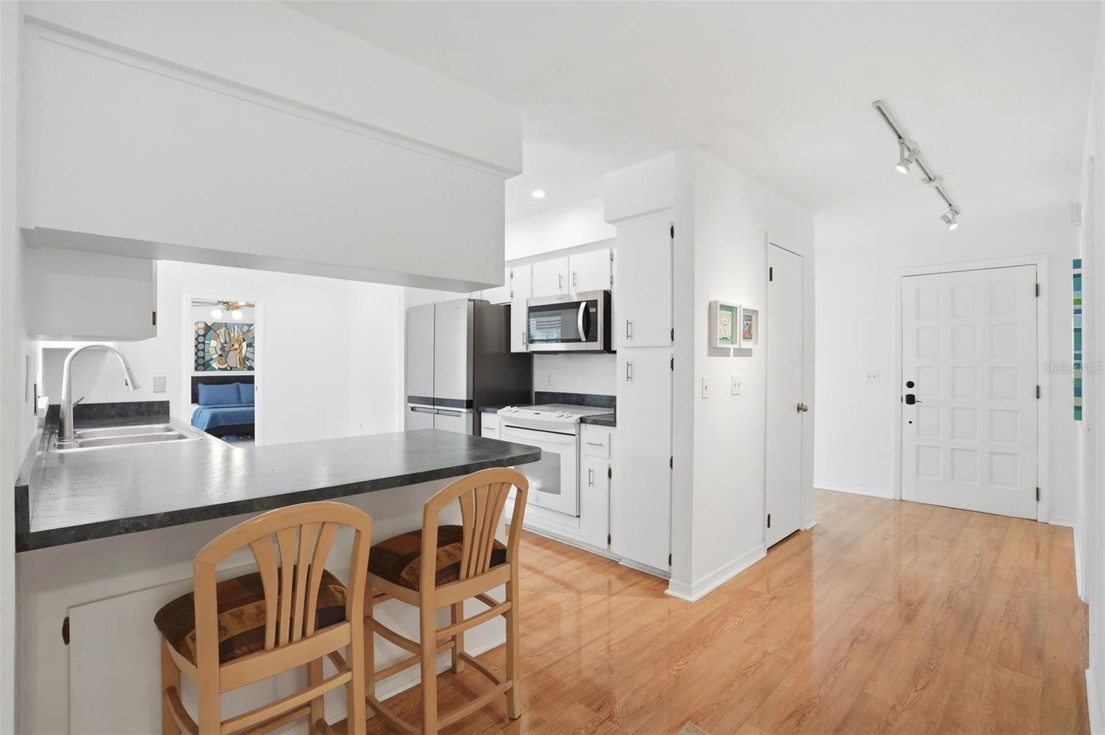 Image 6 of 27 For 8040 Towne Court