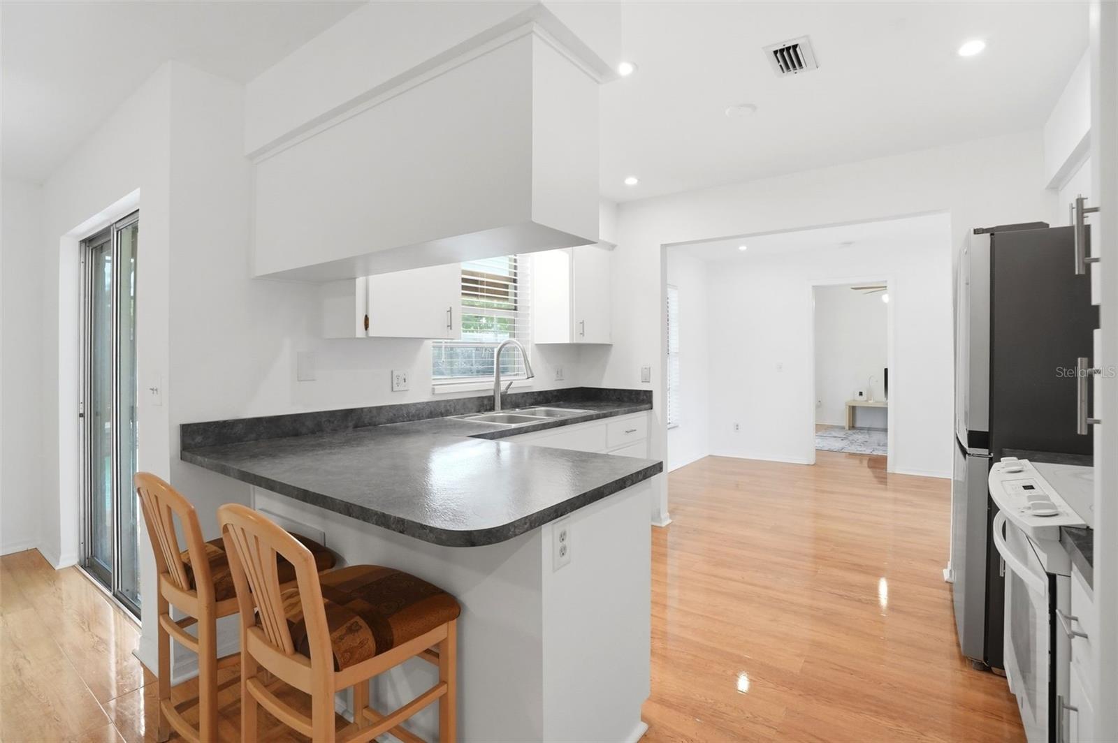 Image 7 of 27 For 8040 Towne Court