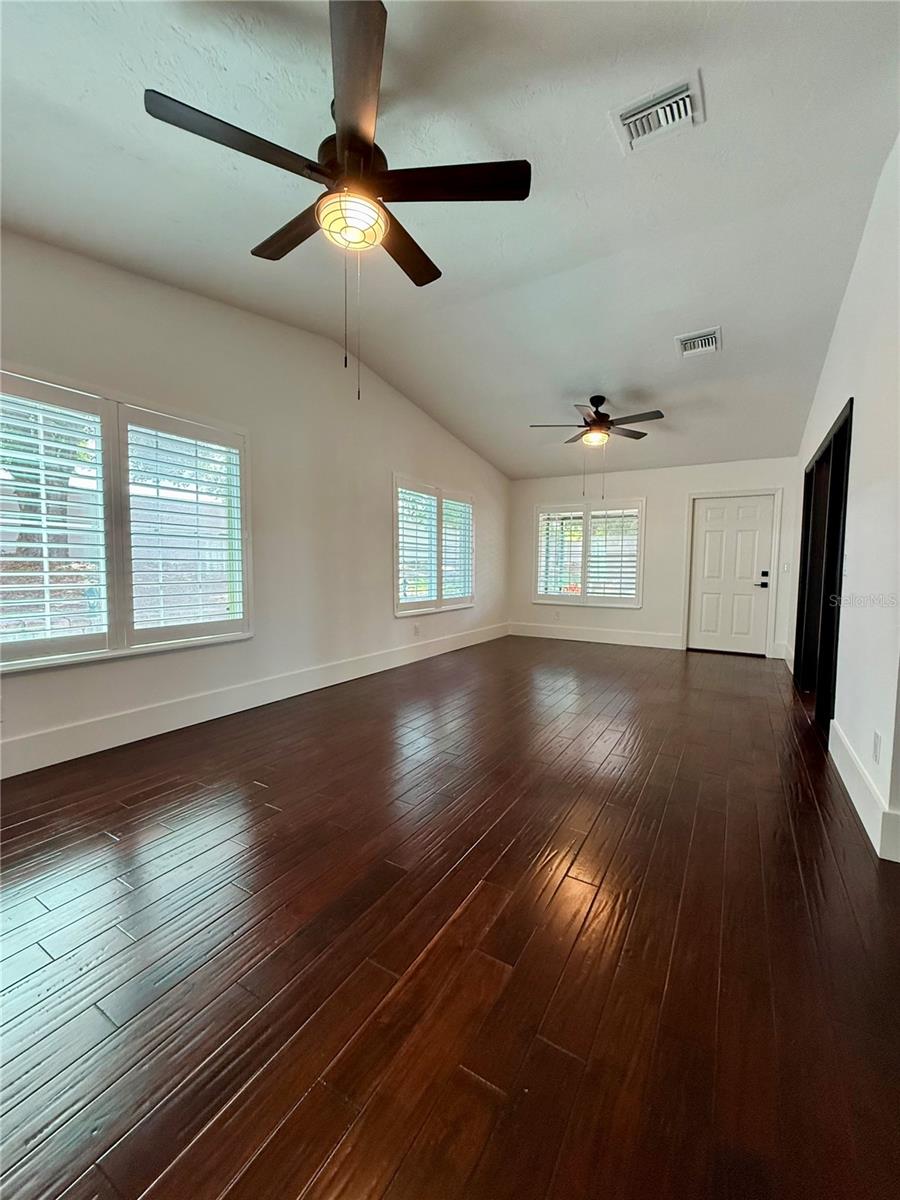 Image 19 of 41 For 941 Norfolk Court