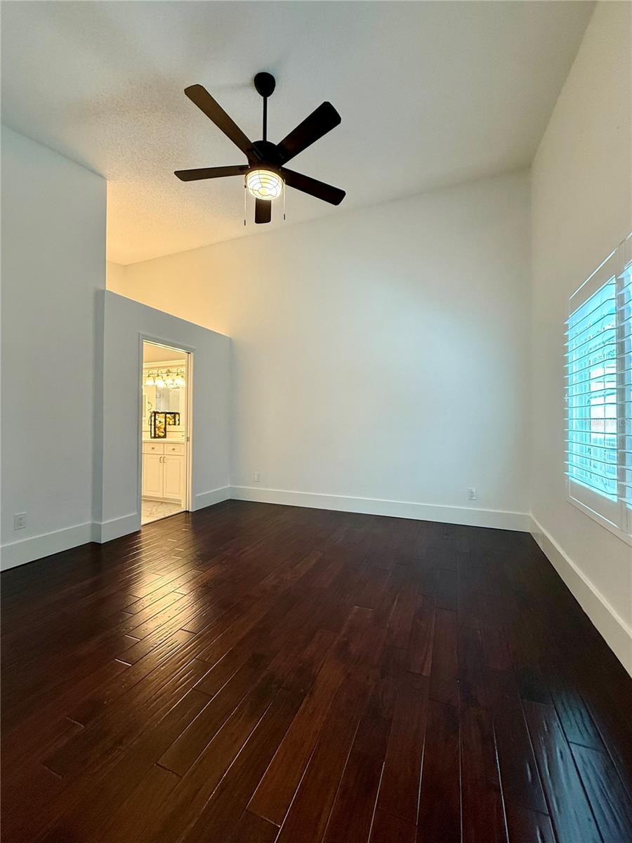 Image 21 of 41 For 941 Norfolk Court