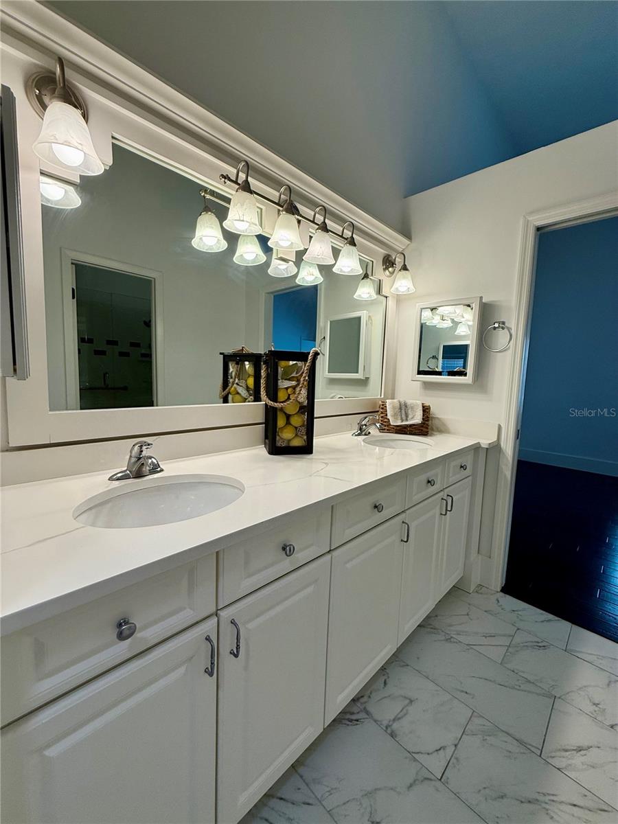 Image 27 of 41 For 941 Norfolk Court