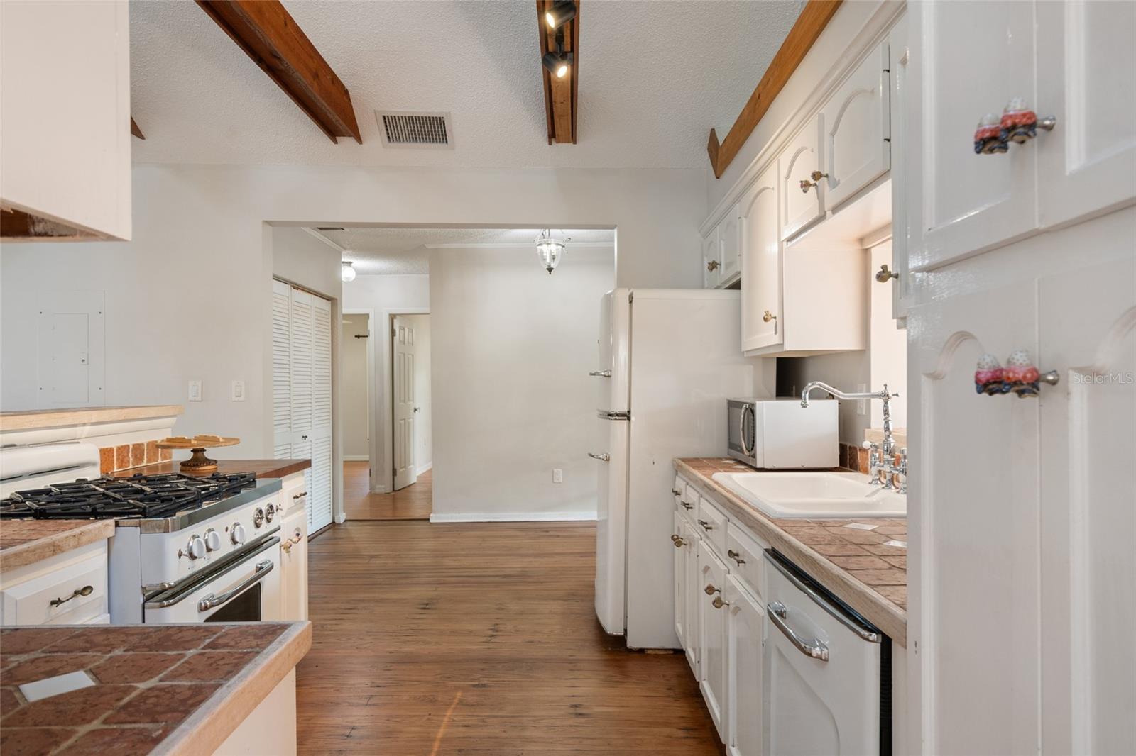 Image 13 of 50 For 825 Oakdale Street