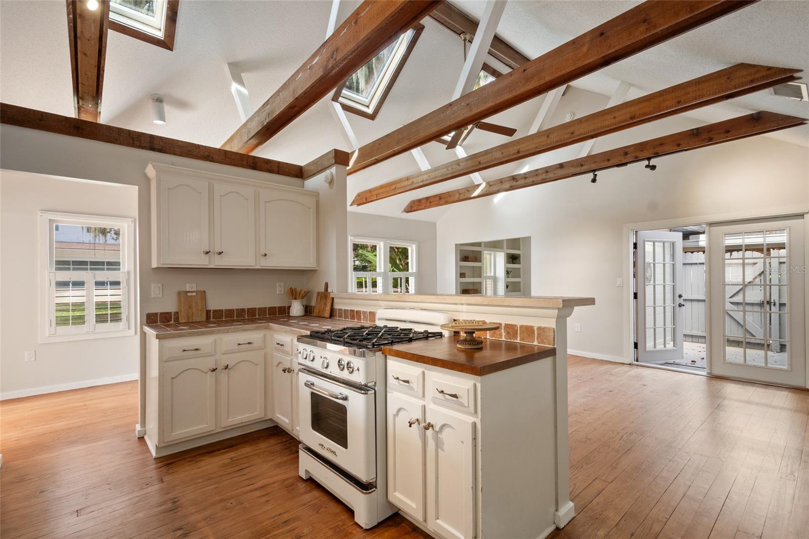 Image 15 of 50 For 825 Oakdale Street