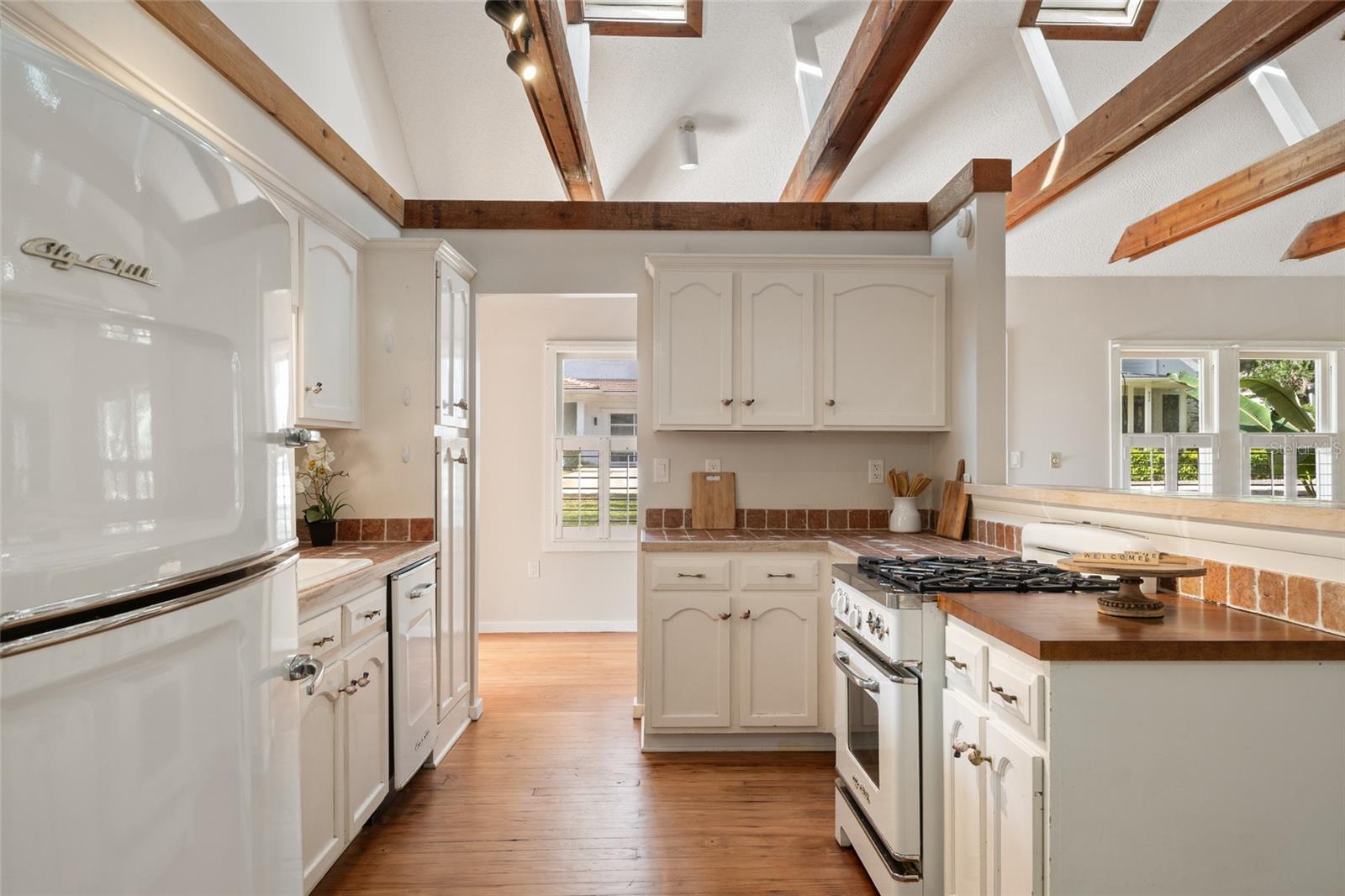 Image 16 of 50 For 825 Oakdale Street