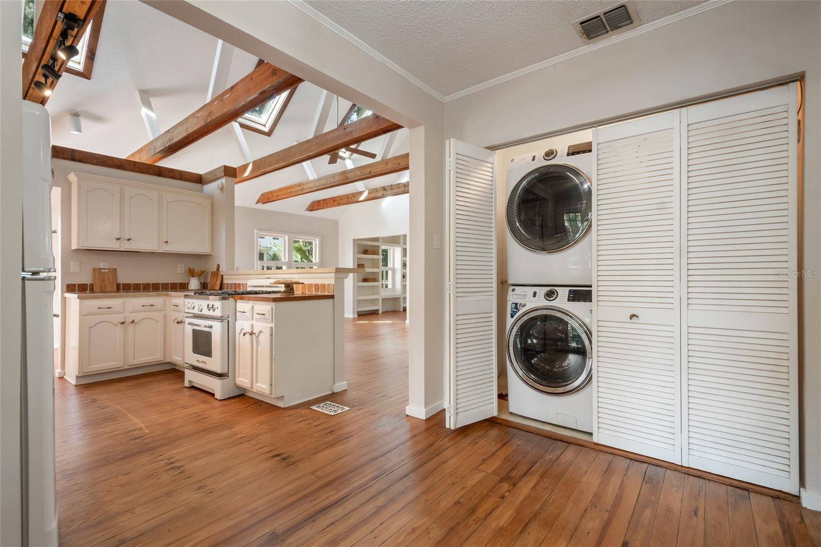 Image 18 of 50 For 825 Oakdale Street