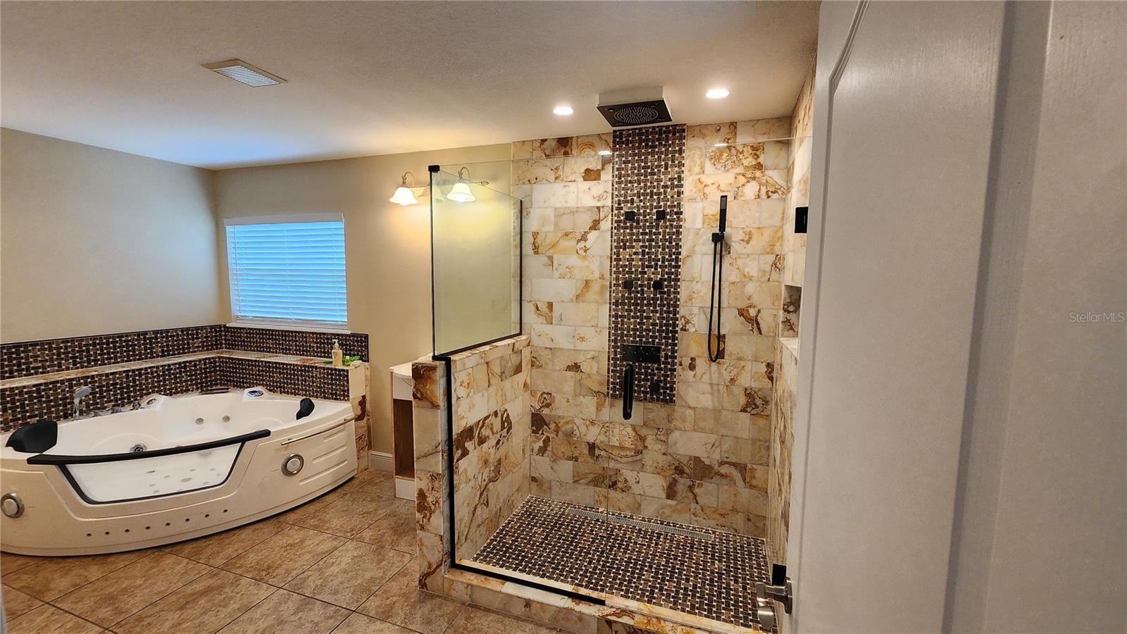 Listing photo id 4 for 7809 Rex Hill Trail