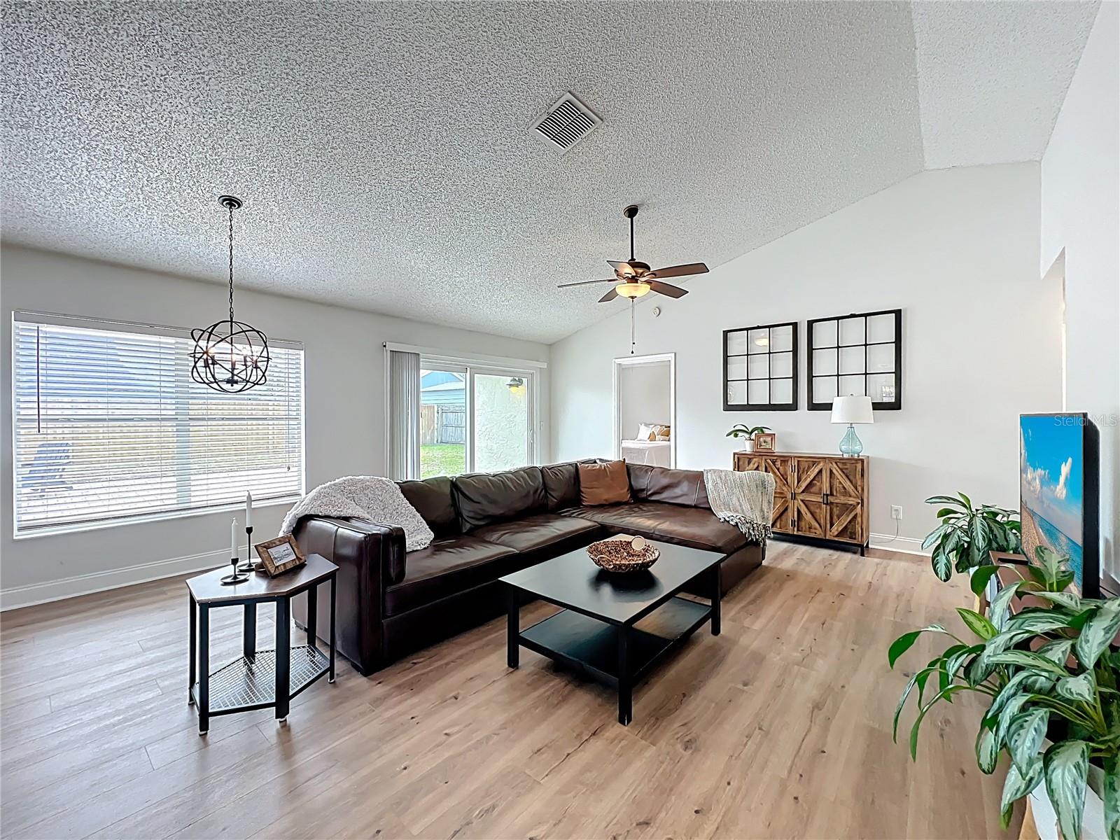 Listing photo id 5 for 1433 Pon Pon Court