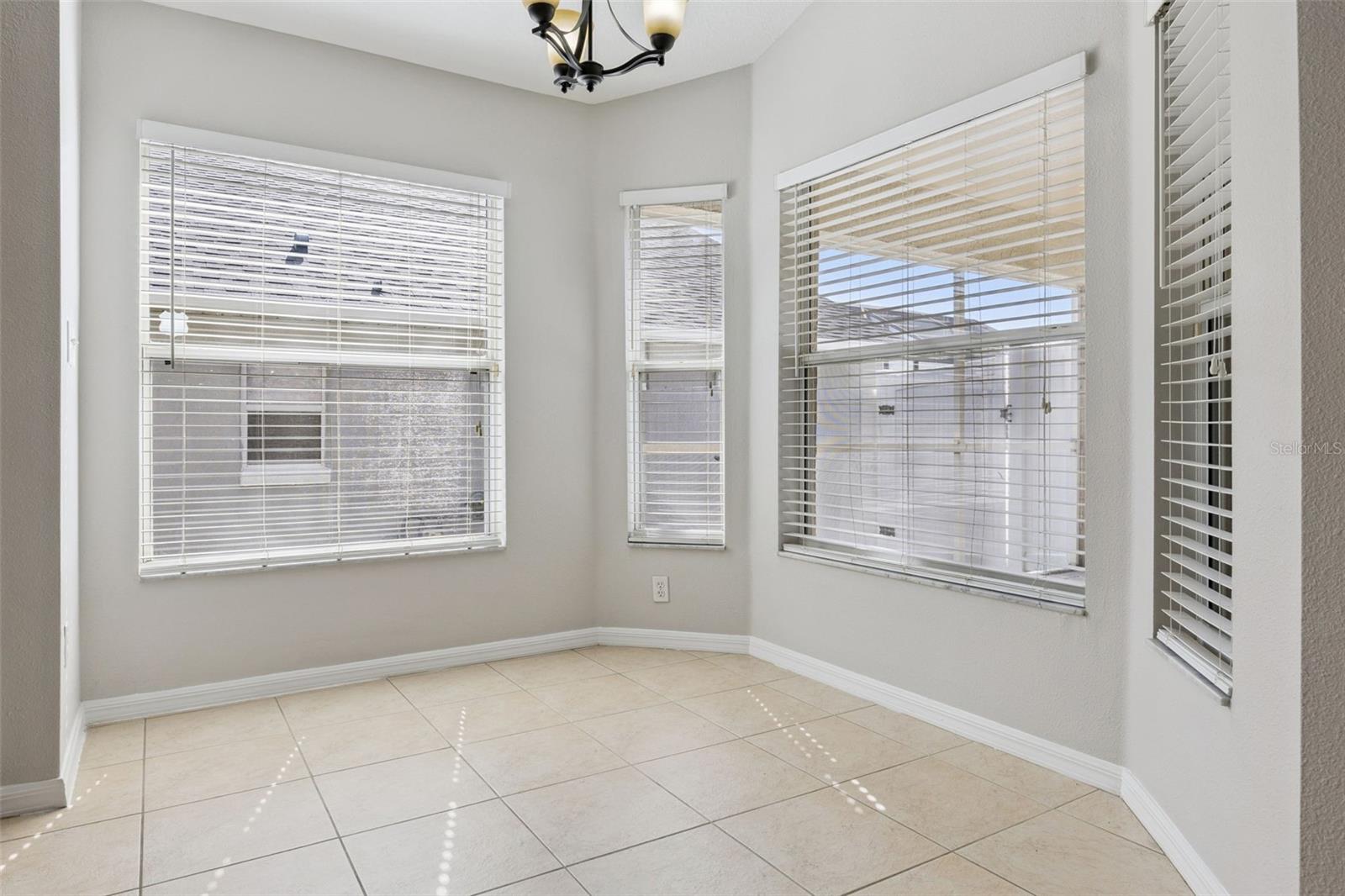 Image 10 of 43 For 539 Knightsbridge Circle