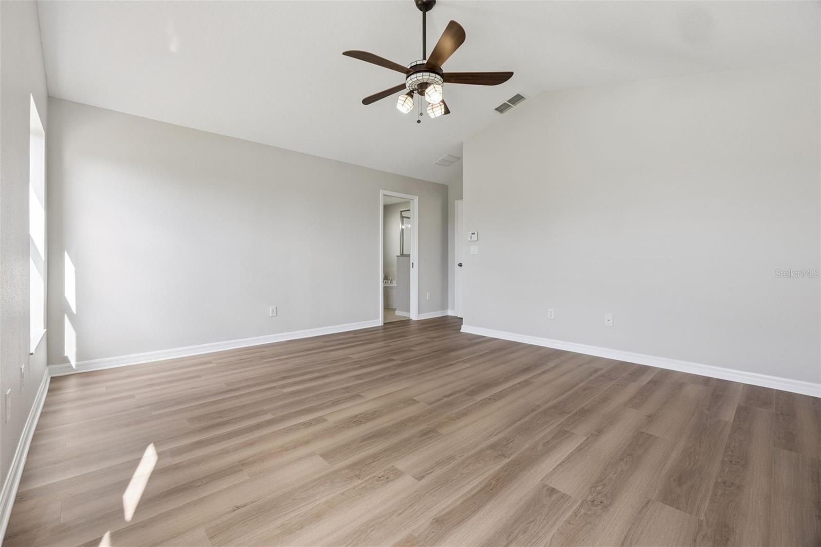 Image 19 of 43 For 539 Knightsbridge Circle