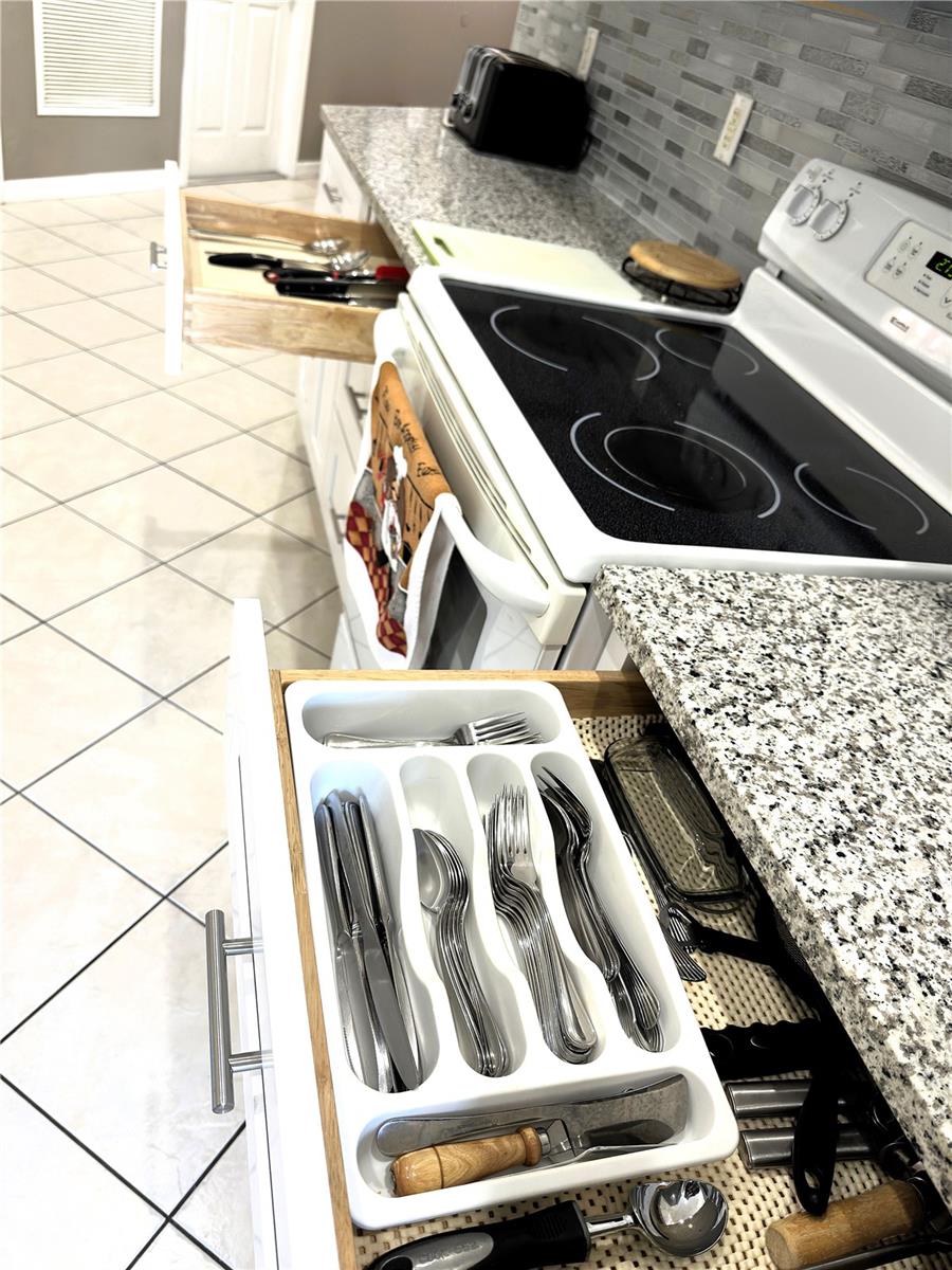 Image 19 of 59 For 16724 Rolling Green Drive