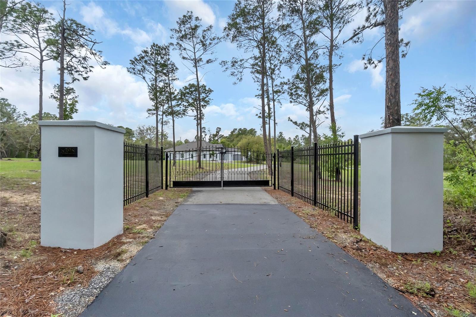 Listing photo id 5 for 8398 Happy Trail