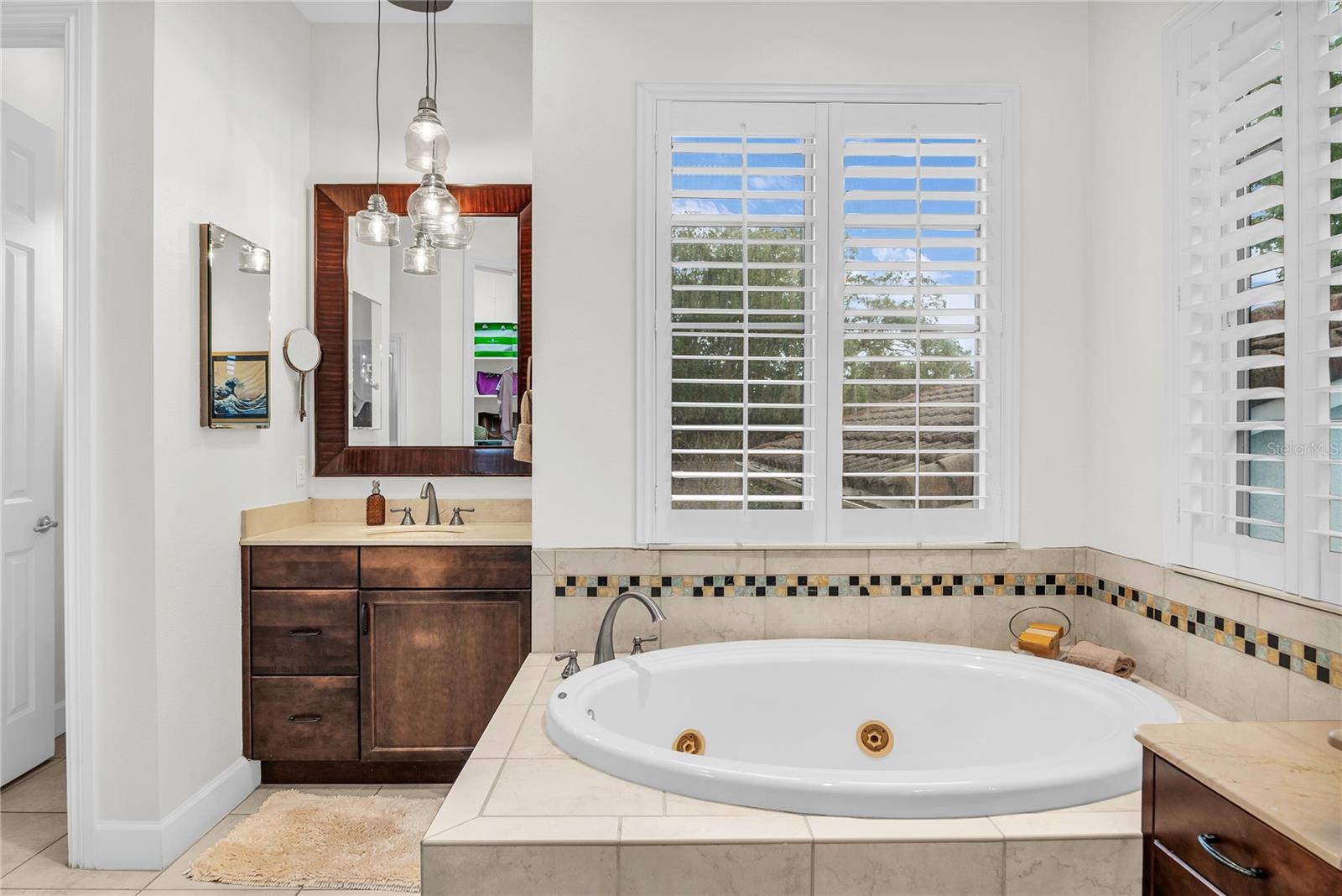 Listing photo id 37 for 18 Celia Lane