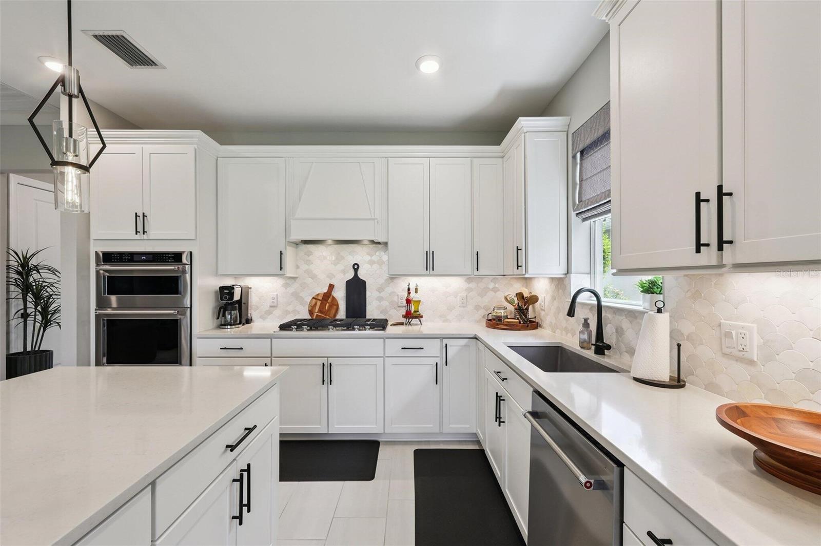 Listing photo id 10 for 10004 Coral Shore Drive