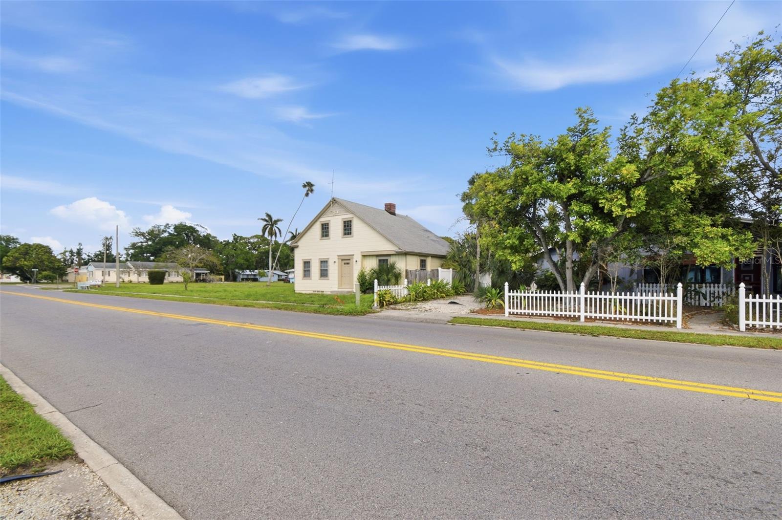 Image 5 of 51 For 2513 16th Avenue W