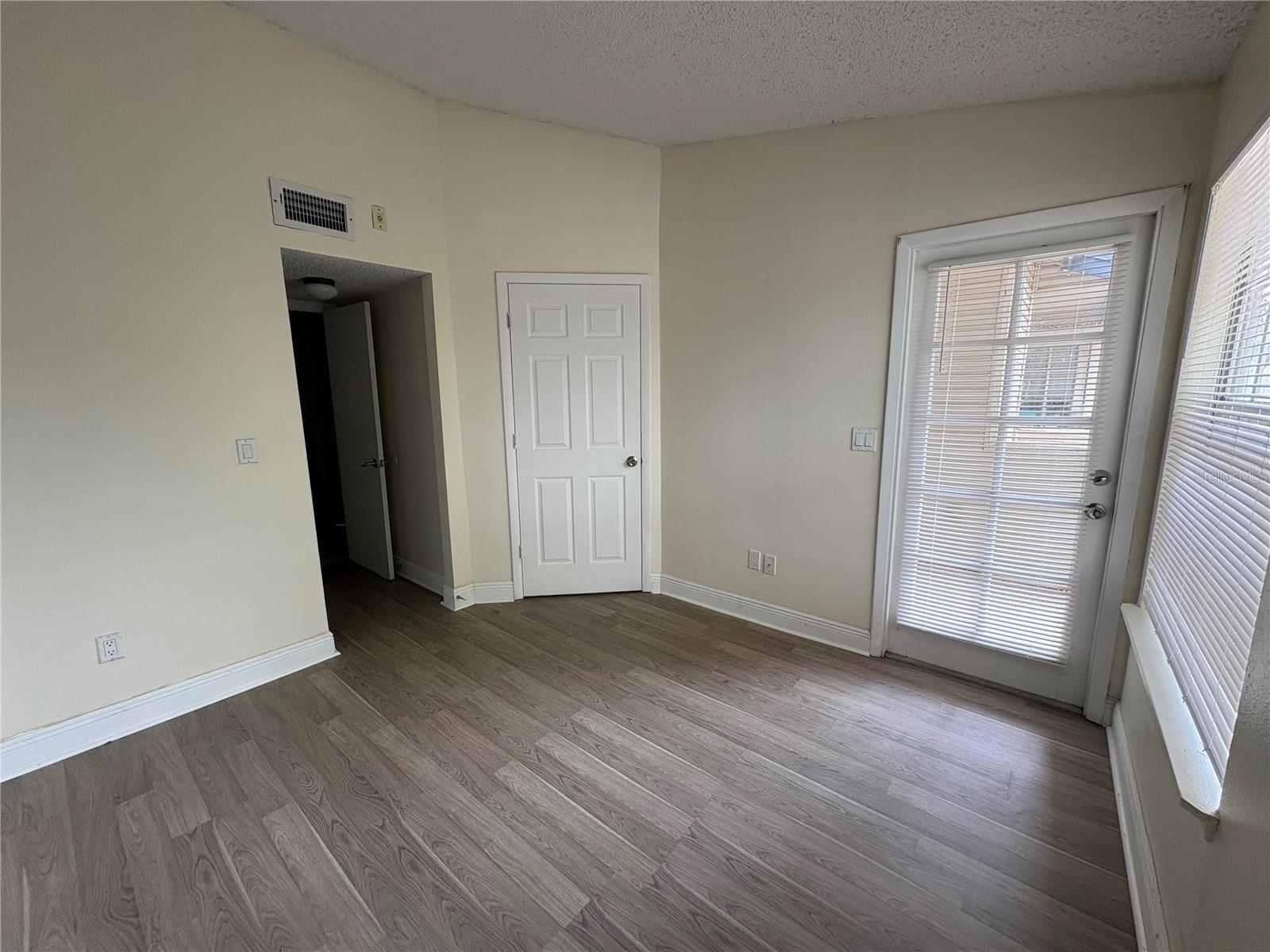 Image 5 of 8 For 1964 Lake Atriums Circle 174