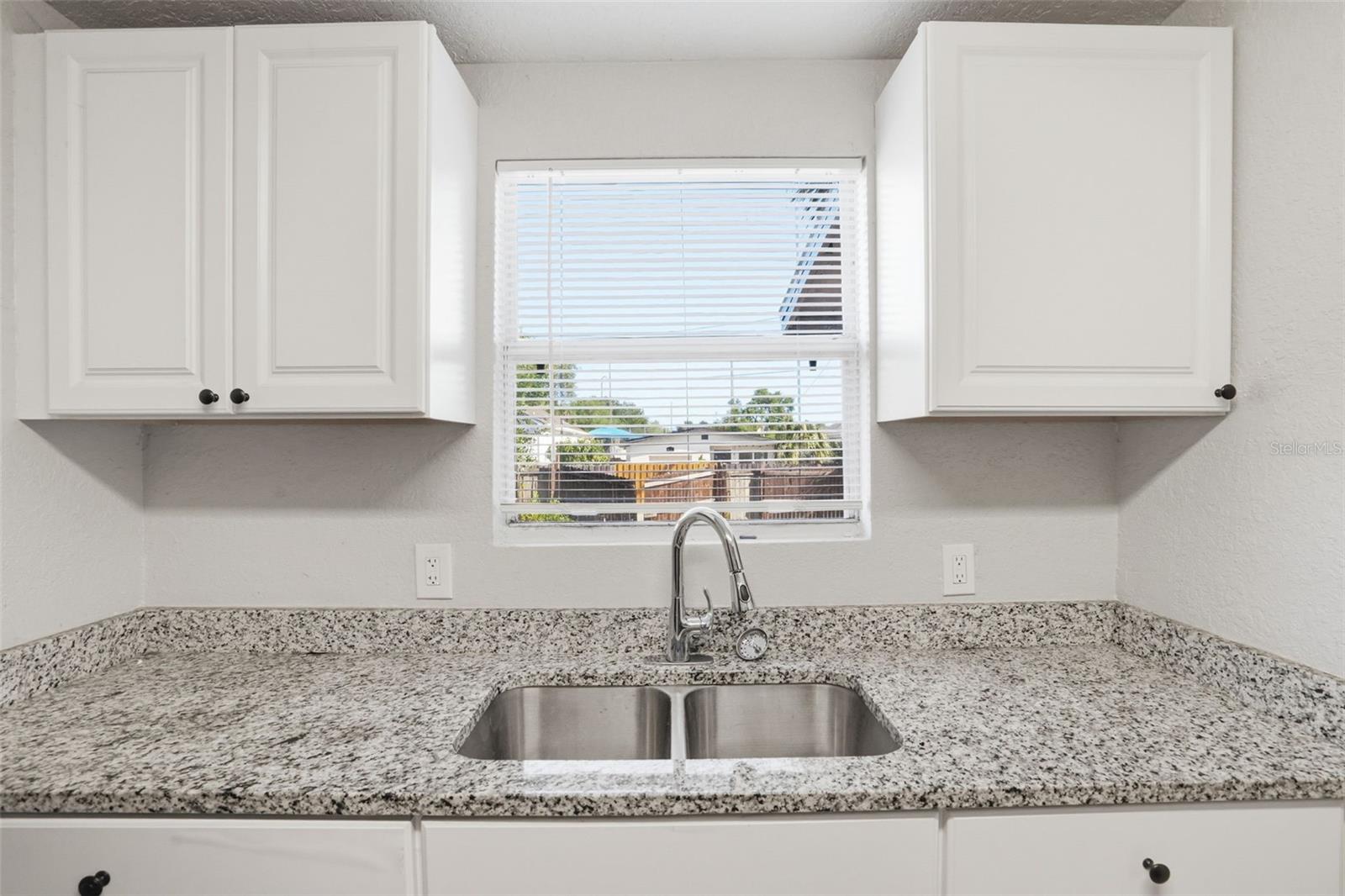 Listing photo id 11 for 2717 13th Avenue S