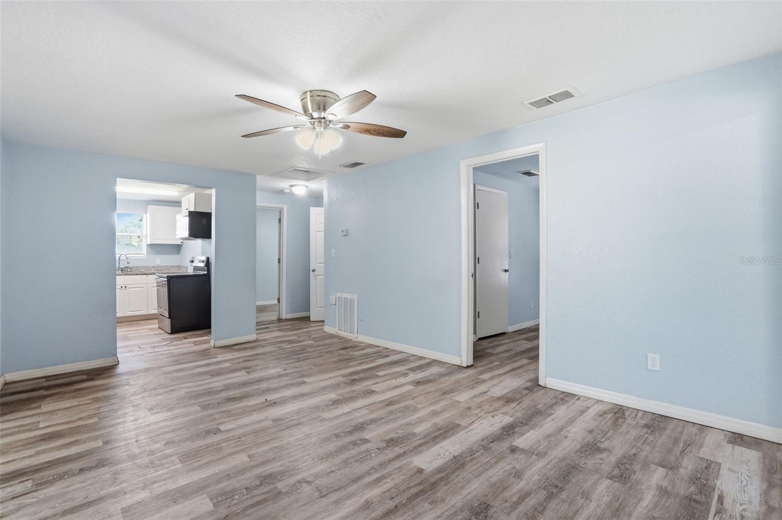 Listing photo id 12 for 2717 13th Avenue S