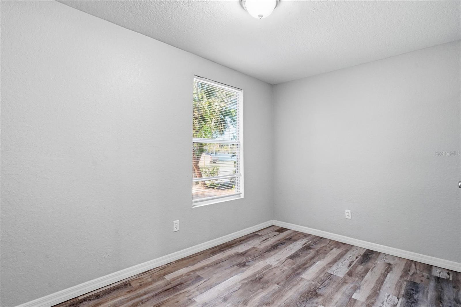 Listing photo id 18 for 2717 13th Avenue S