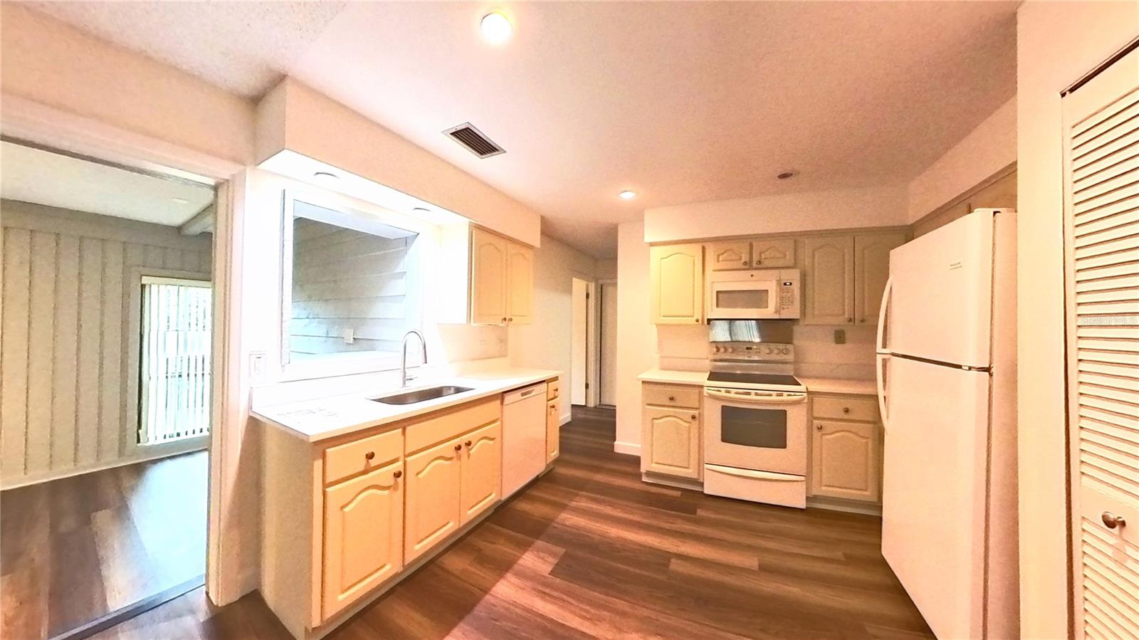 Image 12 of 35 For 4033 Yacht Court