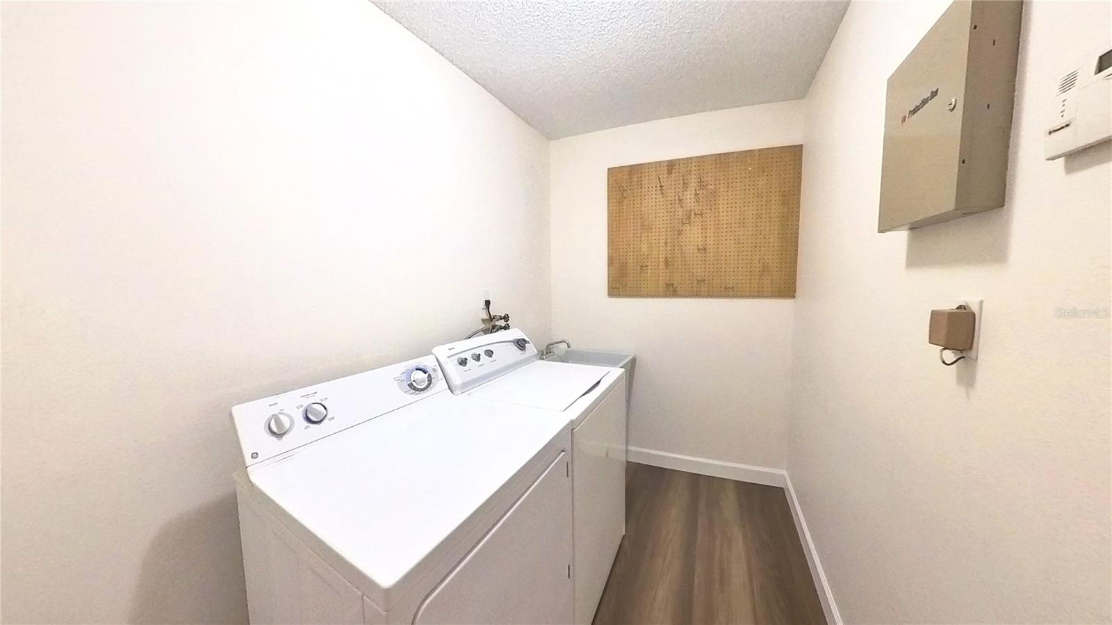 Image 16 of 35 For 4033 Yacht Court