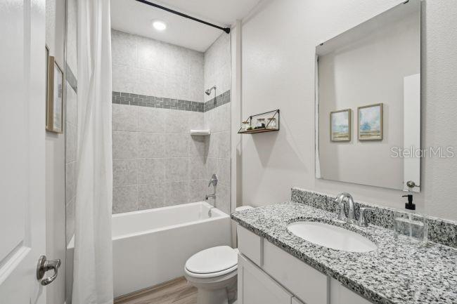 Image 16 of 27 For 8592 Oakstone Circle