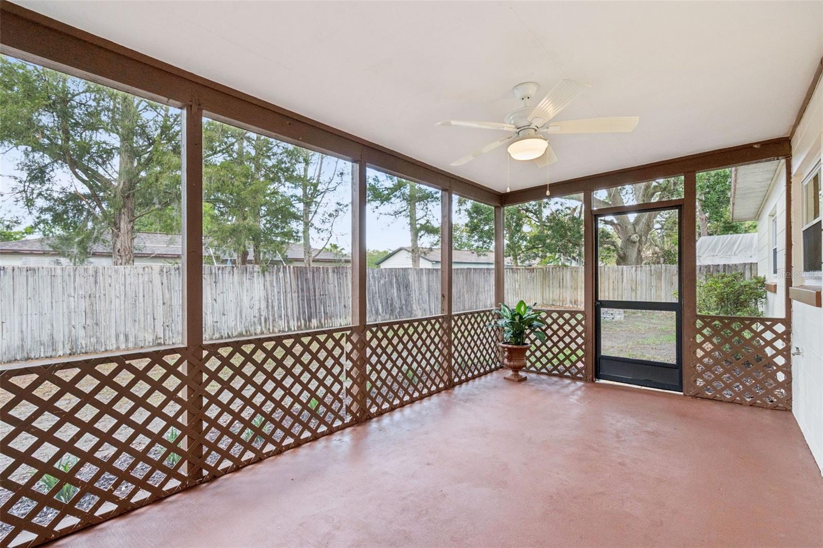 Listing photo id 17 for 2612 Martz Court