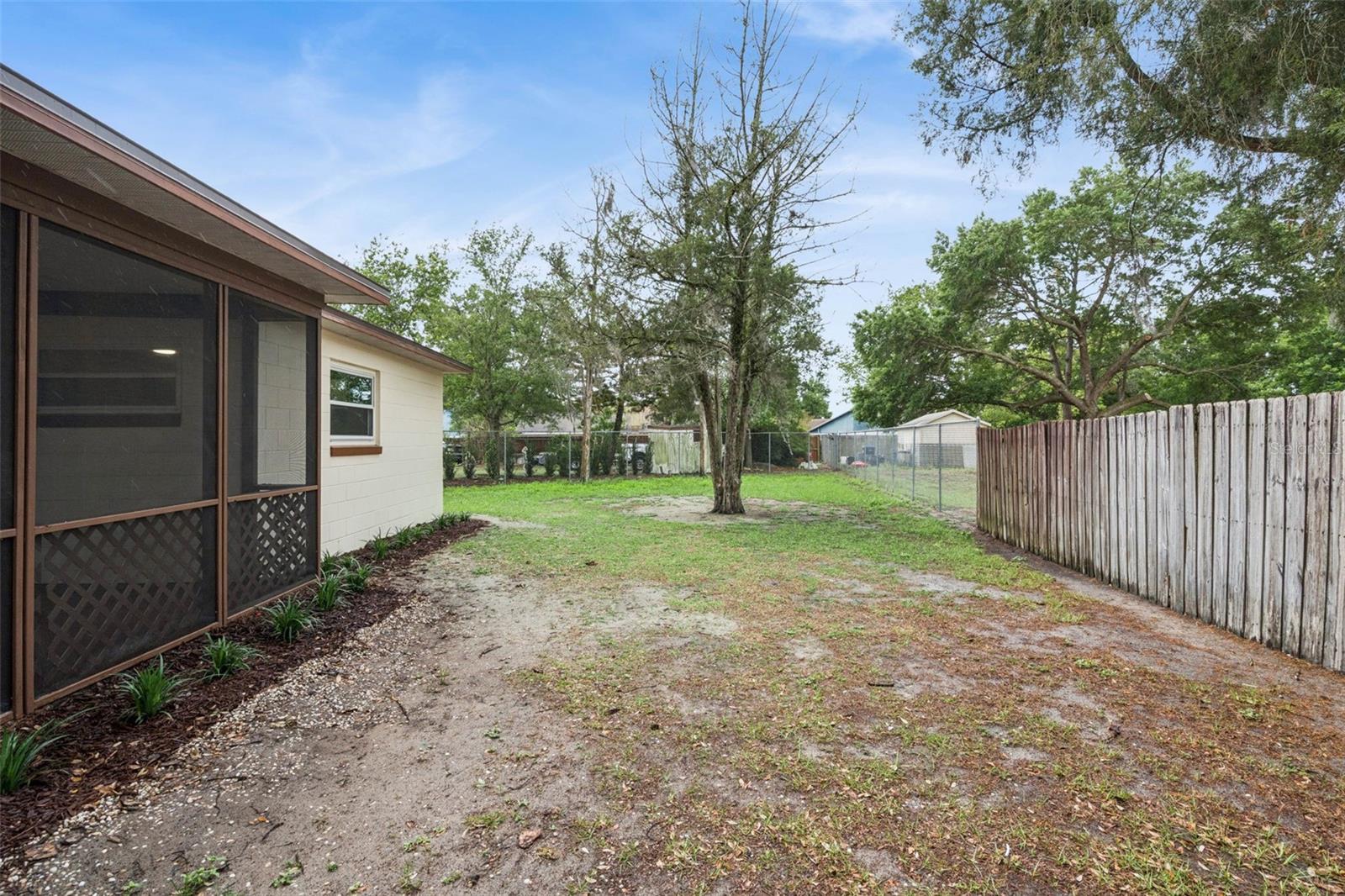 Listing photo id 19 for 2612 Martz Court