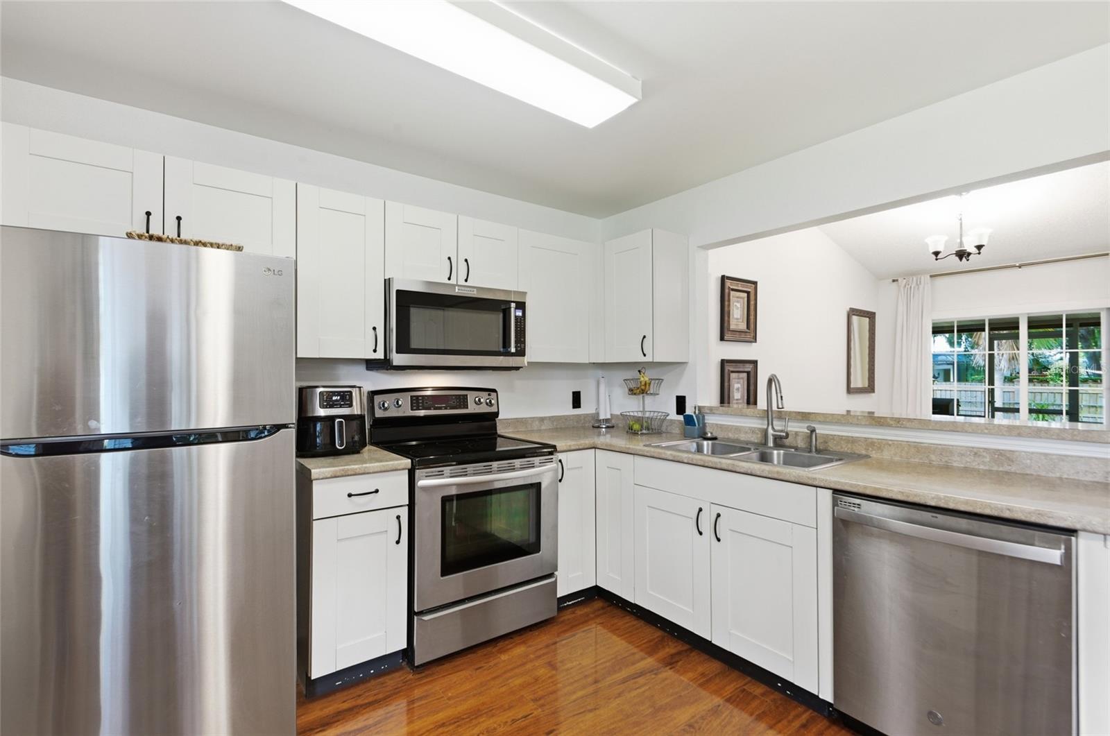 Image 10 of 27 For 328 Bayside Avenue