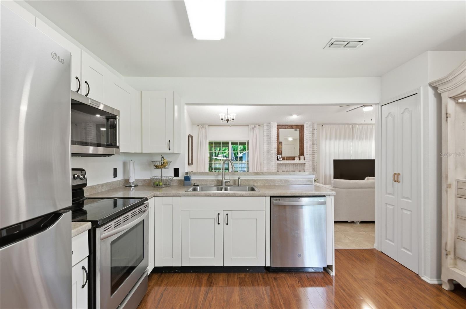 Image 7 of 27 For 328 Bayside Avenue