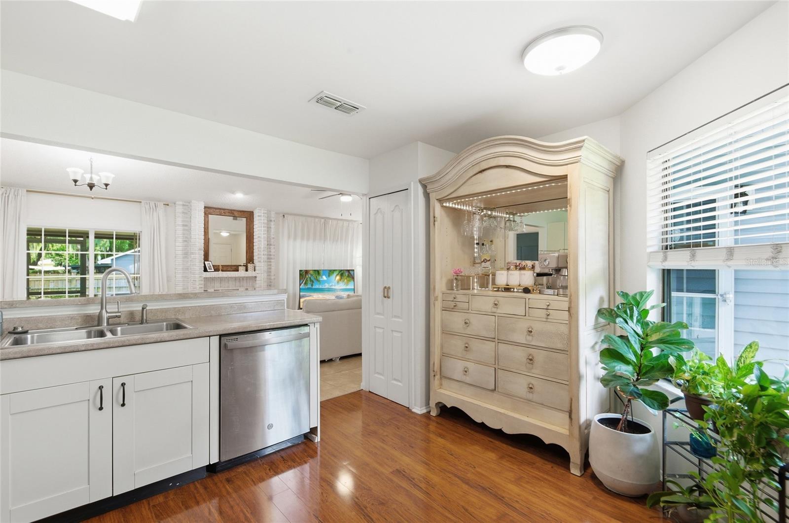 Image 8 of 27 For 328 Bayside Avenue