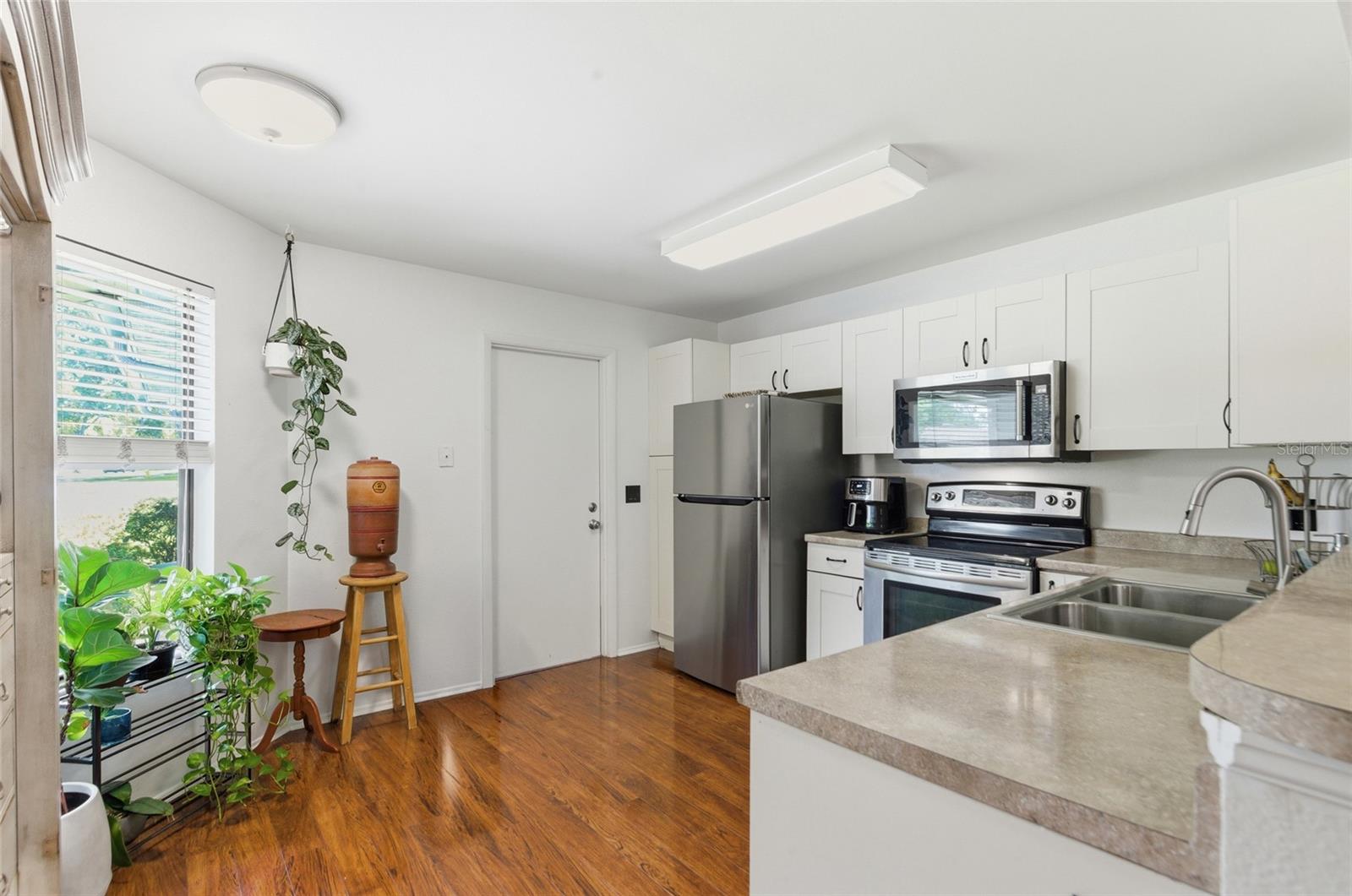 Image 9 of 27 For 328 Bayside Avenue