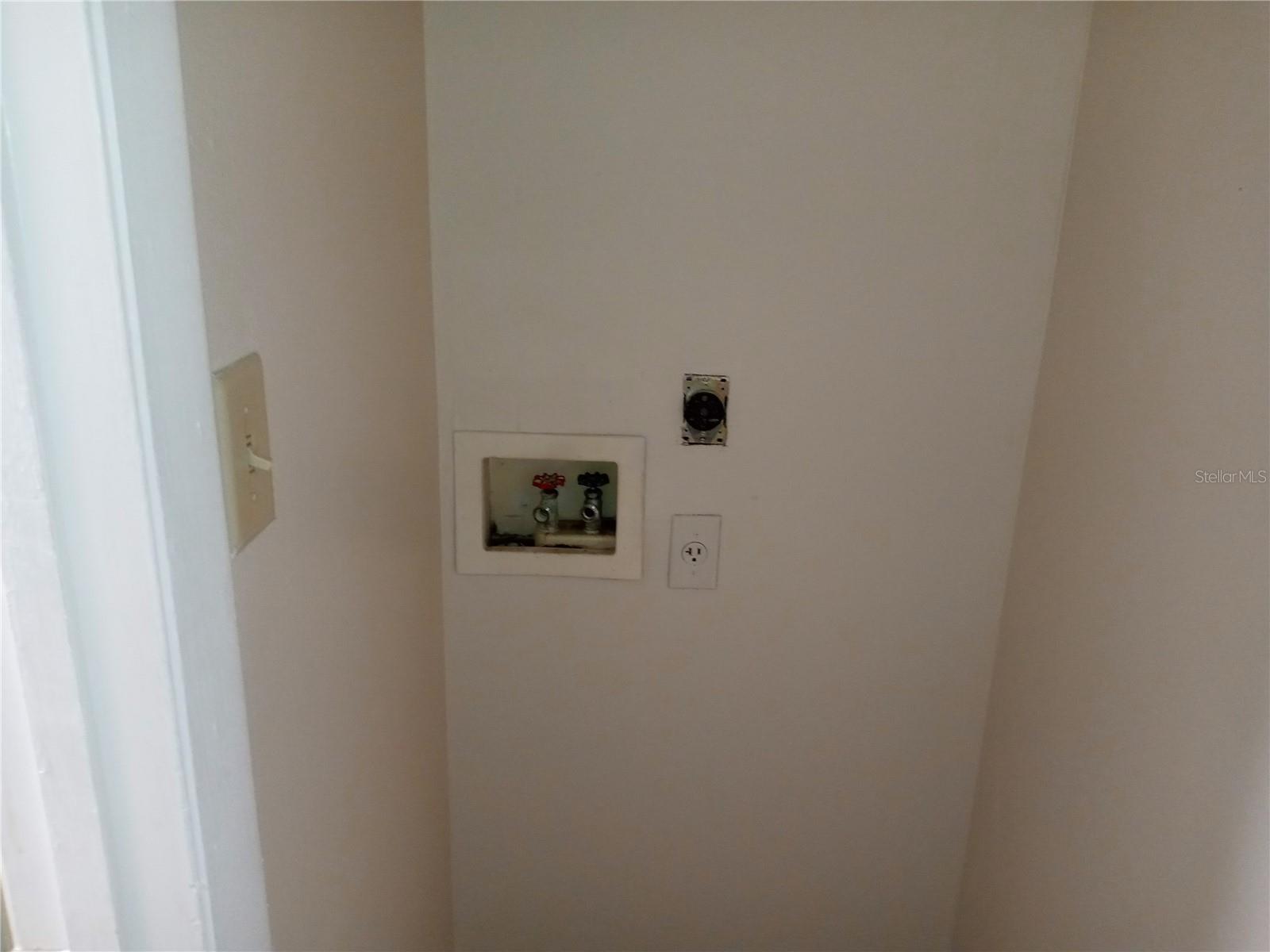 Image 20 of 23 For 216 Afton Square 208