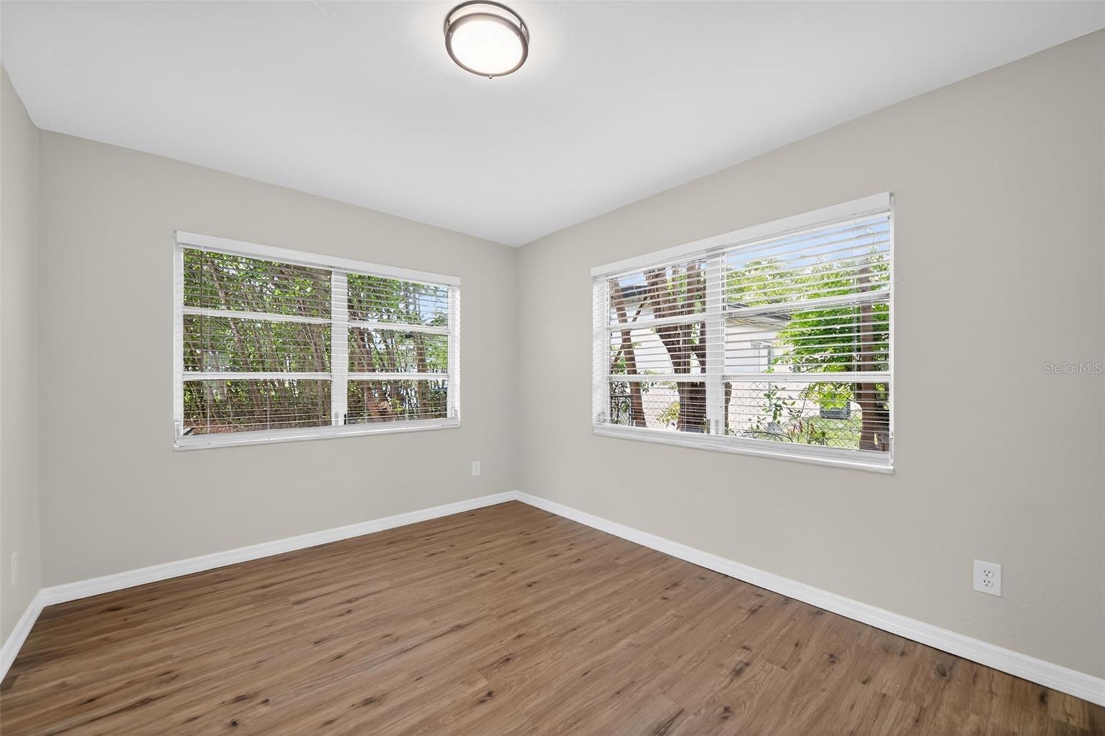 Image 12 of 31 For 3601 Esther Street S