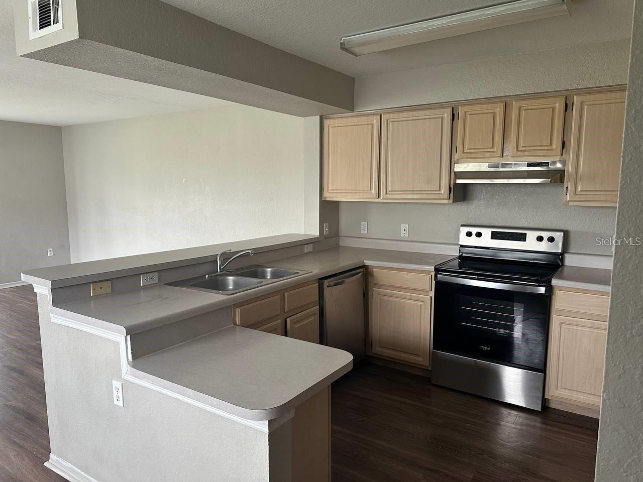 Image 3 of 12 For 13929 Fairway Island Drive 821